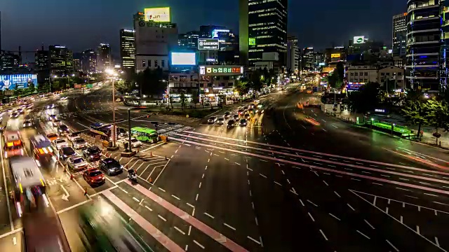 日落时分，韩国首尔市中心的交通和建筑视频素材