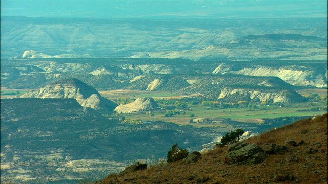 WS, HA，崎岖的土地与山在前景，犹他州，美国视频素材