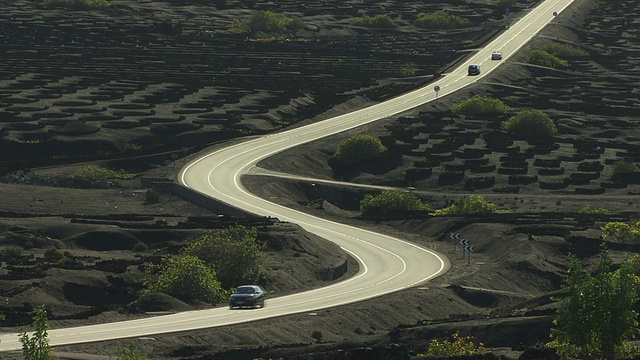 西班牙加那利群岛，La Geria, Lanzarote，加那利群岛，经过火山景观的HA路视频素材