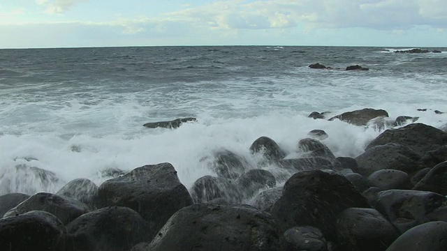 西班牙加那利群岛兰萨罗特Janubio附近，海浪拍打着岩石海岸线视频素材