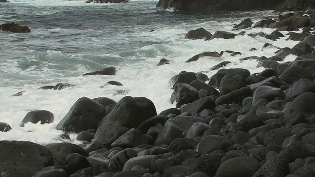 CU, ZO, MS，海浪粉碎岩石海岸线，附近Janubio，兰萨罗特，加那利群岛，西班牙视频素材