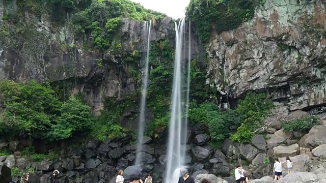 位于韩国济州岛的正邦瀑布视频素材