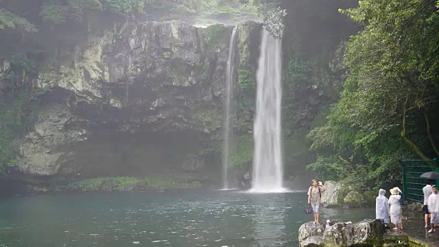 时间流逝在济州岛天智渊瀑布视频素材