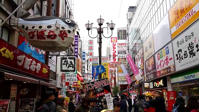 在大阪的南波街市场，人们拥挤不堪视频素材