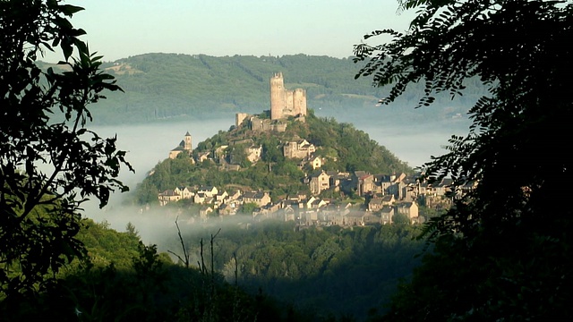 ZO, WS, HA, Najac Chateau de Najac清晨薄雾，Aveyron，法国视频素材