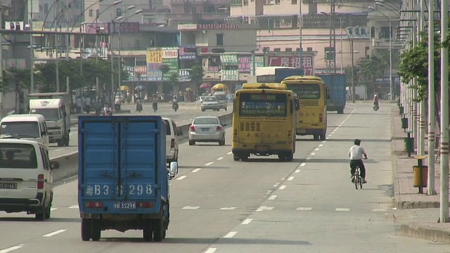 繁忙道路上的交通/中国深圳视频素材