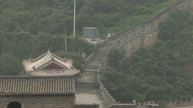 HS WS Man on top of Great Wall/ TU Wall along hillside/北京，中国视频素材