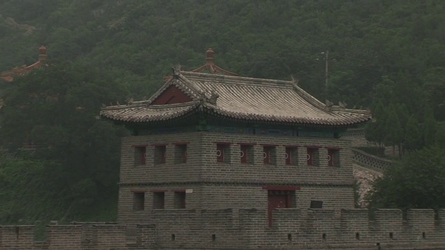 MS Traditional Chinese structure on Great Wall/ ZO WS structure and Wall on river with葱郁的山腰背景/北京，中国视频素材