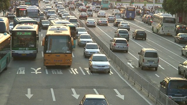 多车道道路上拥挤的交通/中国深圳视频素材