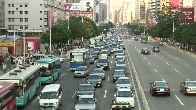 多车道道路上拥挤的交通/中国深圳视频素材