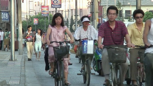 道路上的自行车手/上海，中国视频素材