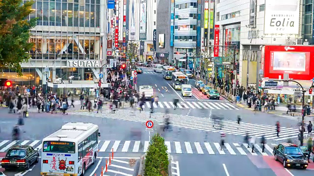 在日本东京涩谷，人们用延时拍摄拥挤在一起视频素材