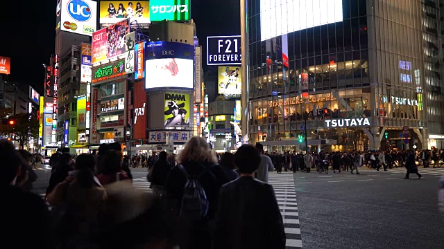 挤在日本东京涩谷的人群中视频素材