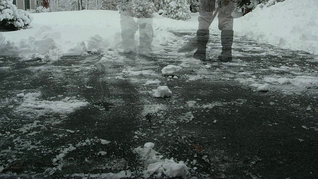 T/L, MS，男人铲雪车道，低部分，法明顿，康涅狄格州，美国，HA视频素材