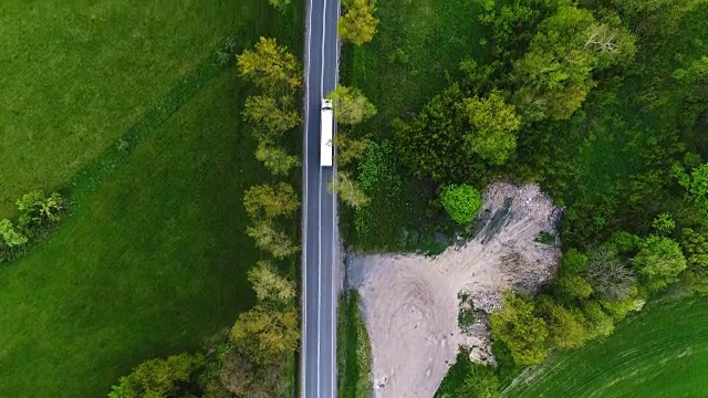 卡车在电影般的道路航拍上拍摄了4K视频素材