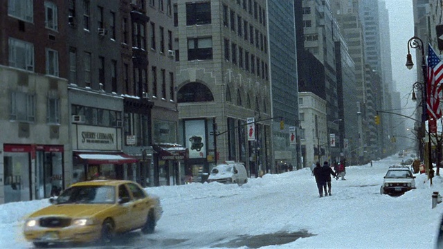 2003年大风雪中出租车在麦迪逊大道行驶/行人过马路/纽约视频素材