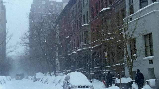 2003年，暴风雪期间，纽约上西区街道上降雪视频素材