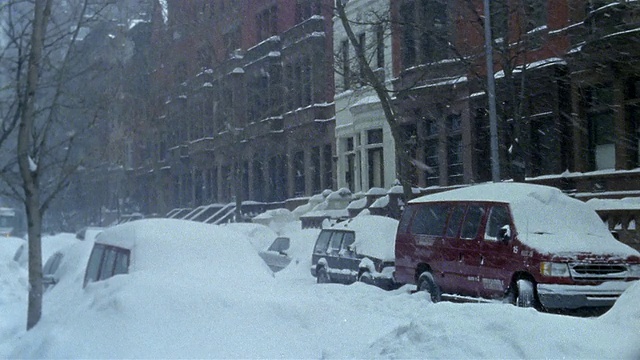 2003年，暴风雪期间，纽约上西区街道上降雪视频素材