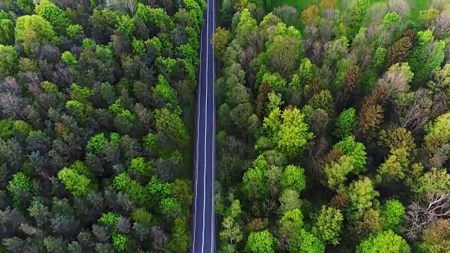 汽车通过公路鸟瞰图视频素材