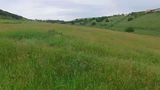 从无人机的视角飞过青山间的山谷视频素材