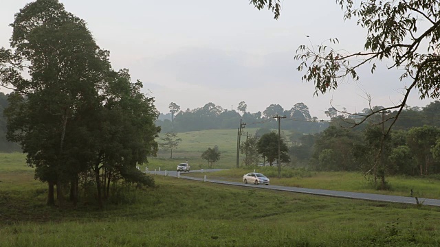 夏天的田野和汽车在道路乡村视频素材