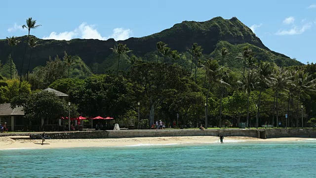 火奴鲁鲁的怀基基海滩和钻石角火山口视频素材