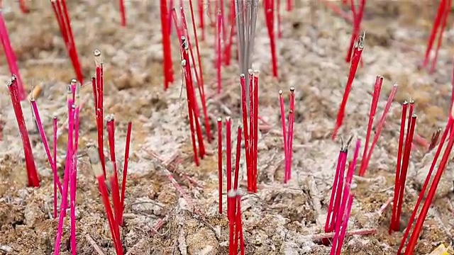 泰国寺庙里的熏香视频素材