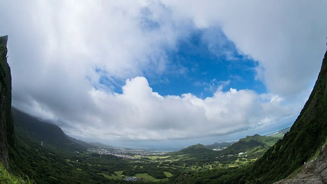 从努瓦努巴利天文台(瓦胡岛最受欢迎的地方)在火奴鲁鲁，大岛。视频素材