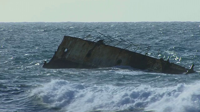 CU, ZO，海浪拍打SS American Star沉船/ Playa de Garcey, Fuerteventura，加那利群岛，西班牙视频素材