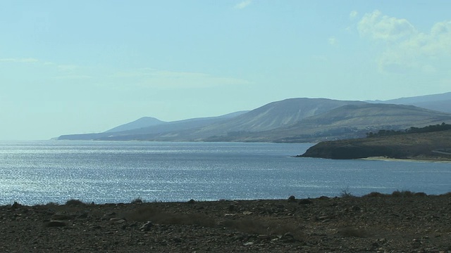 WS, PAN，以教堂为背景的海岸景观/ Costa Calma, Fuerteventura，加那利群岛，西班牙视频素材