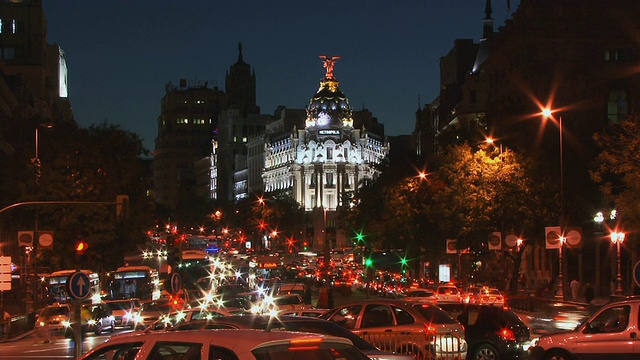 西班牙马德里，西贝莱斯广场(Plaza de Cibeles)夜间的T/L, WS，背景是通信宫(Palacio de Comunicaciones)视频素材