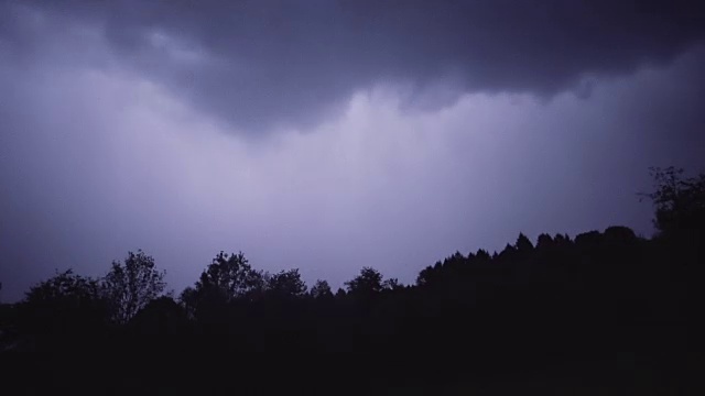 森林上空的闪电视频素材