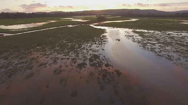 英国湿地上空的低空航迹视频素材