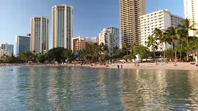 人们在夏威夷的海岸上放松和晒日光浴视频素材