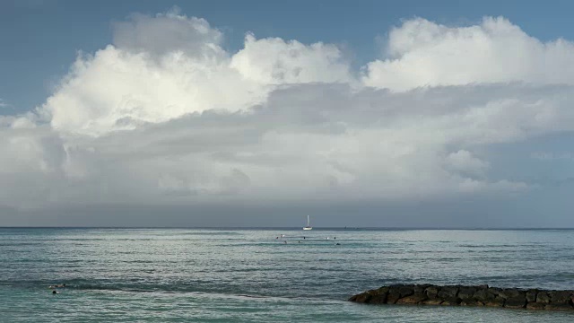 游客们在太平洋海岸的怀基基海滩冲浪和游泳视频素材