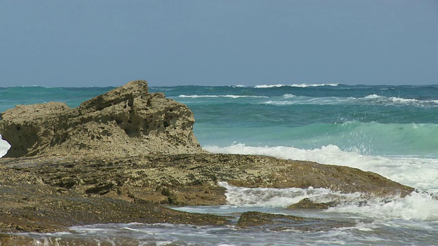 海浪撞击岩石，阿巴科群岛，巴哈马视频素材