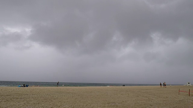 时间流逝:雷暴在热带海滩上向陆地移动视频素材