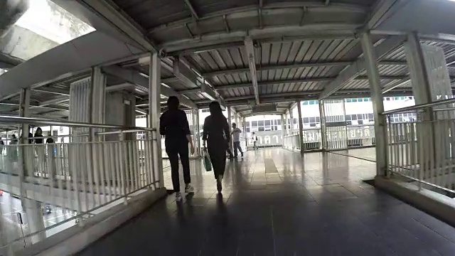 中央世界购物中心出口到Skywalk，泰国曼谷，东南亚，亚洲视频素材