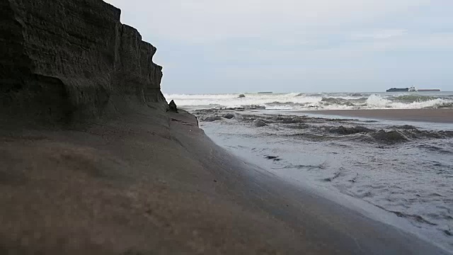 温和的海浪到达热带海滩视频素材