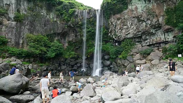 在济州岛正邦瀑布的时间流逝视频素材