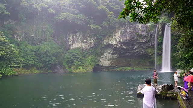 时间流逝的天jeyeon瀑布在济州岛视频素材