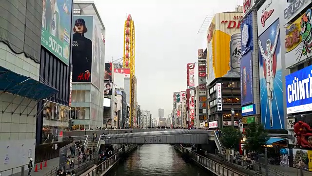 在大阪的南波街市场，人们拥挤不堪视频素材