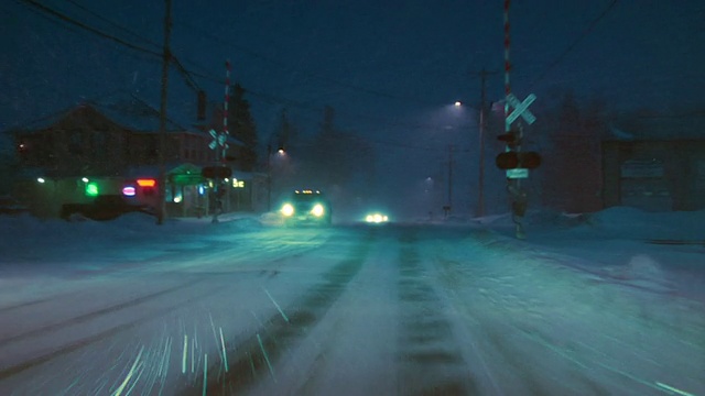 WS CAR POV在暴风雪/霍顿维尔威斯康辛州的乡村道路上行驶视频素材