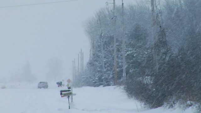 暴风雪期间的WS PAN乡村公路/卡车转向公路/霍顿维尔，威斯康星州视频素材