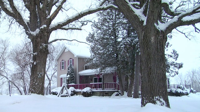 WS PAN House in snowstorm/ Hortonville，威斯康星州视频素材