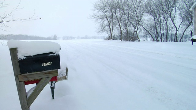 暴风雪期间的WS乡村公路/霍顿维尔，威斯康星州视频素材