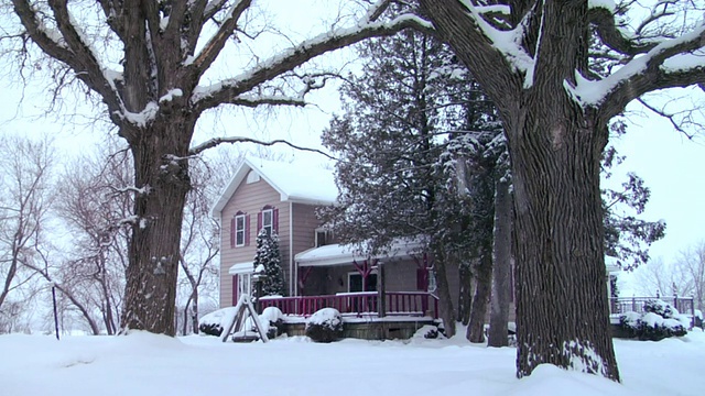 暴风雪期间的WS House /霍顿维尔，威斯康星州视频素材