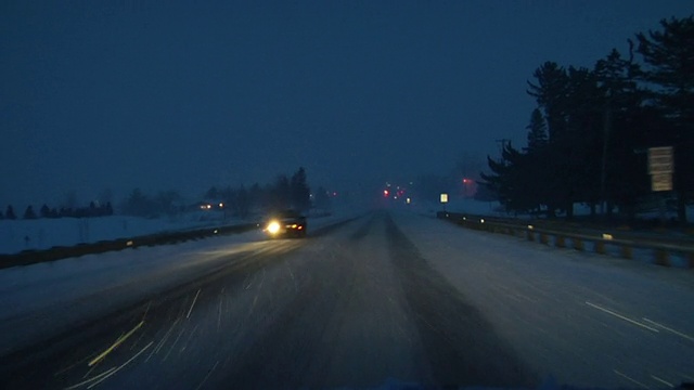 WS CAR POV在暴风雪/霍顿维尔威斯康辛州的乡村道路上行驶视频素材