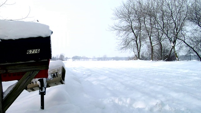 威斯康辛州霍顿维尔雪地上，汽车驶过信箱视频素材