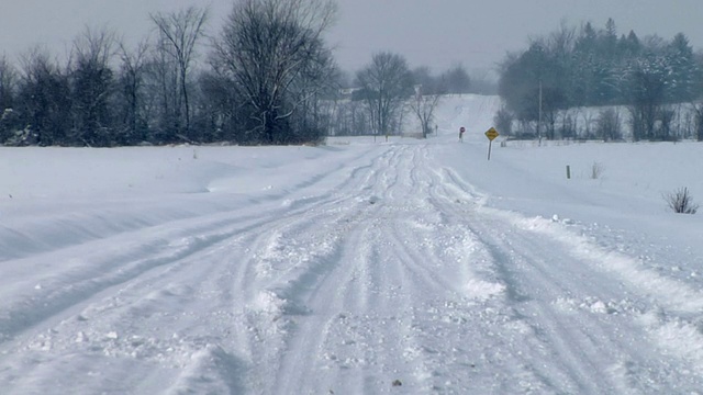 暴风雪期间的WS乡村公路/霍顿维尔，威斯康星州视频素材